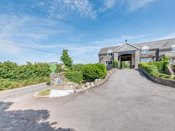 The Hayloft in St Florence, Pembrokeshire, Wales. Pet-friendly. HDTV with Netflix. Off-road parking.