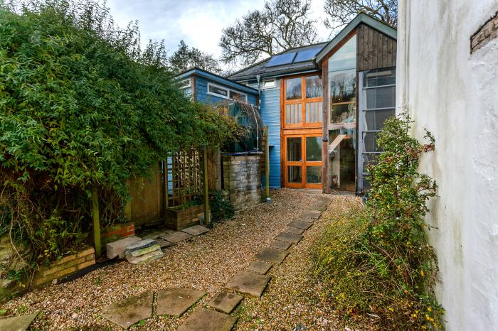 Barberry Brook, Dittisham, Devon, romantic couple's retreat, eco house, off-road parking, patio yard