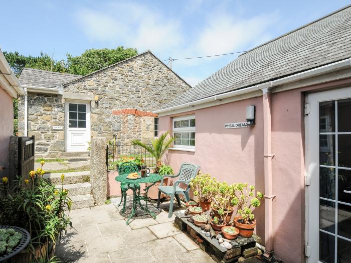 Wheal Dream, Mullion, Cornwall. Single-storey abode. One bedroom. Open-plan living. Perfect for two.