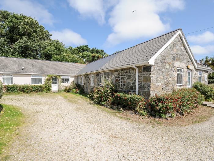 Wheal Dream, Mullion, Cornwall. Single-storey abode. One bedroom. Open-plan living. Perfect for two.