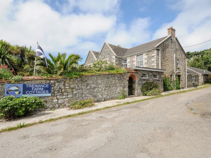 Wheal Dream, Mullion, Cornwall. Single-storey abode. One bedroom. Open-plan living. Perfect for two.