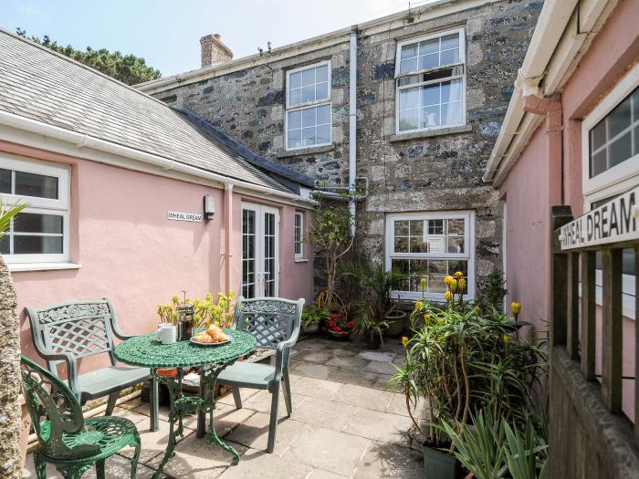 Wheal Dream, Mullion, Cornwall. Single-storey abode. One bedroom. Open-plan living. Perfect for two.