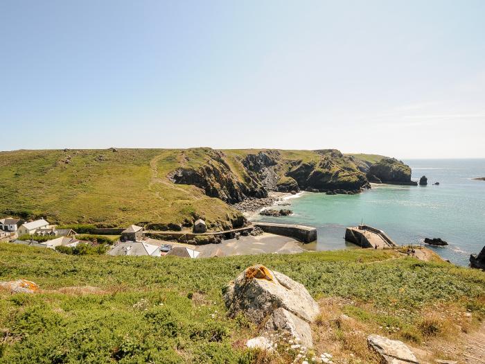 Wheal Dream, Mullion, Cornwall. Single-storey abode. One bedroom. Open-plan living. Perfect for two.