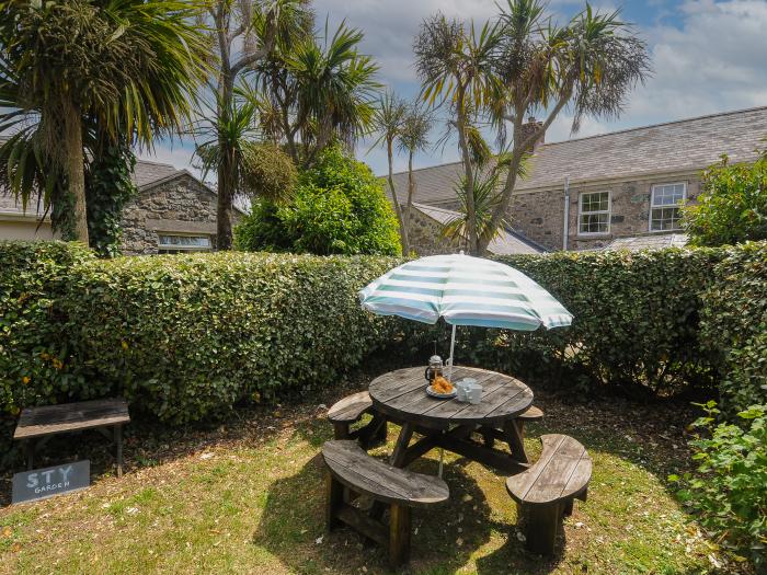 Sty Cottage in Mullion, Cornwall. Smart TV. Electric fire. Off-road parking. Open plan. Pet-friendly