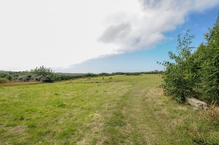 Sty Cottage in Mullion, Cornwall. Smart TV. Electric fire. Off-road parking. Open plan. Pet-friendly