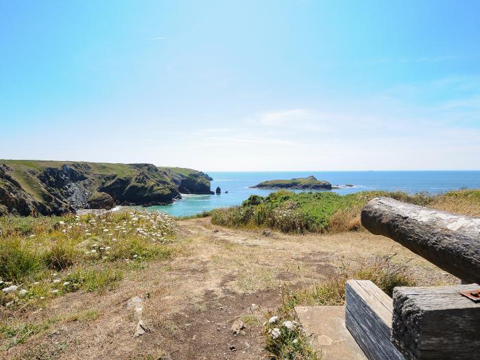 Sty Cottage in Mullion, Cornwall. Smart TV. Electric fire. Off-road parking. Open plan. Pet-friendly