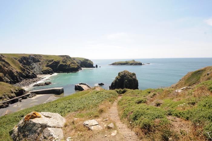 Sty Cottage in Mullion, Cornwall. Smart TV. Electric fire. Off-road parking. Open plan. Pet-friendly