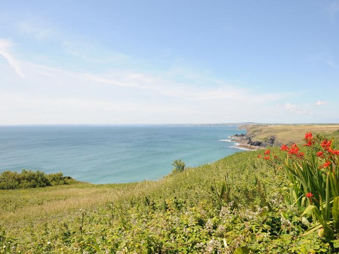 Sty Cottage in Mullion, Cornwall. Smart TV. Electric fire. Off-road parking. Open plan. Pet-friendly