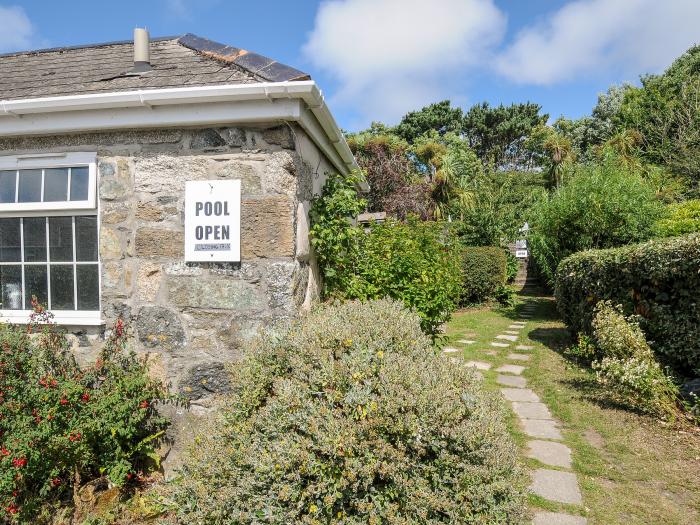 Barn Cottage, Mullion, Cornwall. Three bedrooms. Pet-friendly. Lawned garden. 2 x communal paddocks.