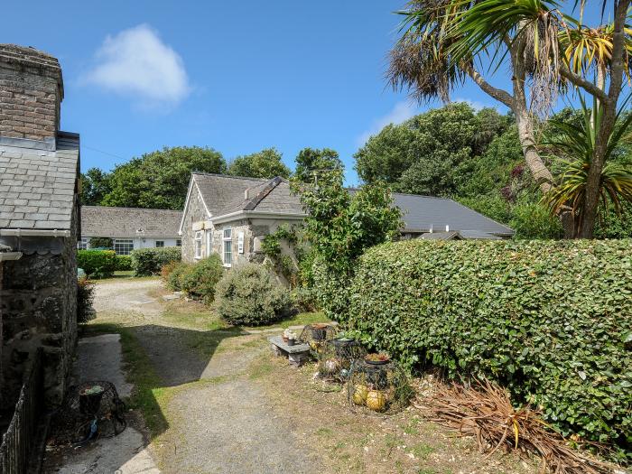 Barn Cottage, Mullion, Cornwall. Three bedrooms. Pet-friendly. Lawned garden. 2 x communal paddocks.