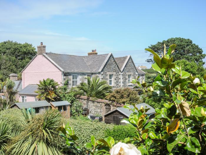 Barn Cottage, Mullion, Cornwall. Three bedrooms. Pet-friendly. Lawned garden. 2 x communal paddocks.