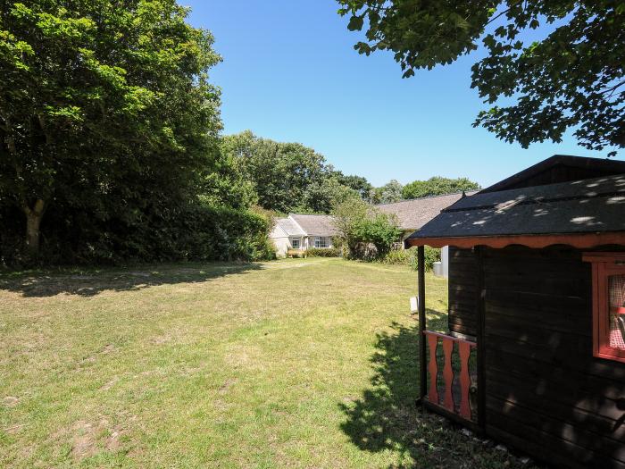 Barn Cottage, Mullion, Cornwall. Three bedrooms. Pet-friendly. Lawned garden. 2 x communal paddocks.