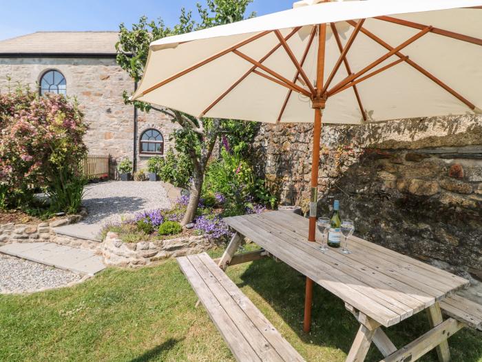 Small Barn near Upton Cross Cornwall, woodburning stove, dog-friendly, countryside views and parking