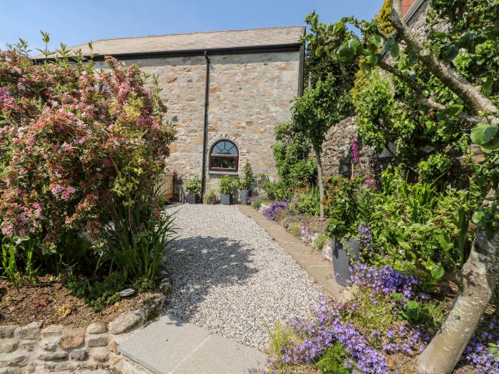 Small Barn near Upton Cross Cornwall, woodburning stove, dog-friendly, countryside views and parking