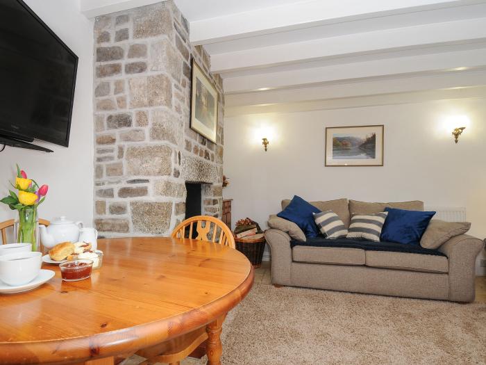 Small Barn near Upton Cross Cornwall, woodburning stove, dog-friendly, countryside views and parking