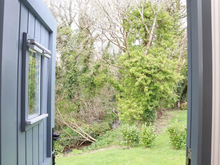 Godrevy Shepherds Hut in Angarrack near Hayle, Cornwall. Off-road parking, fishing on-site, Smart TV