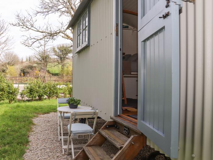 Godrevy Shepherds Hut in Angarrack near Hayle, Cornwall. Off-road parking, fishing on-site, Smart TV