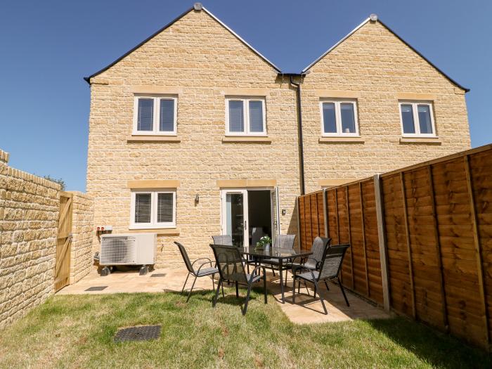 10 Upper Wellington Place, Bourton-On-The-Water, Gloucestershire. 3 bedrooms. Enclosed garden. WiFi.