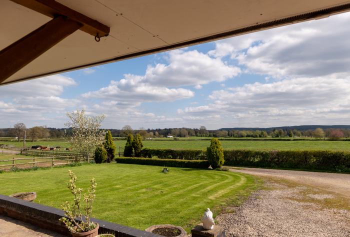 Tixall Manor Farm, Great Haywood, Staffordshire, rural, large, pet-friendly, hot tub, near AONB,4bed