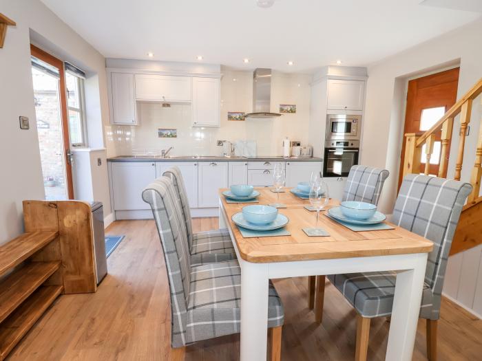 Olive Cottage in Moor Monkton, York. Open-plan living. Rural village. Smart TV. Superfast WiFi. 2bed