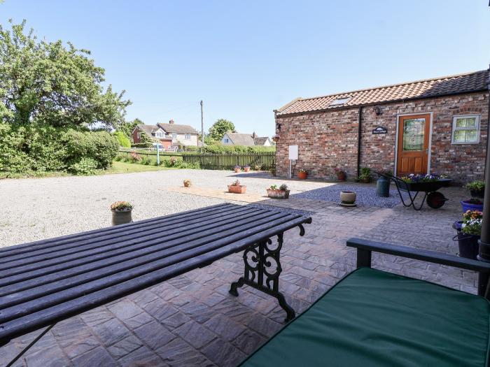 Olive Cottage in Moor Monkton, York. Open-plan living. Rural village. Smart TV. Superfast WiFi. 2bed