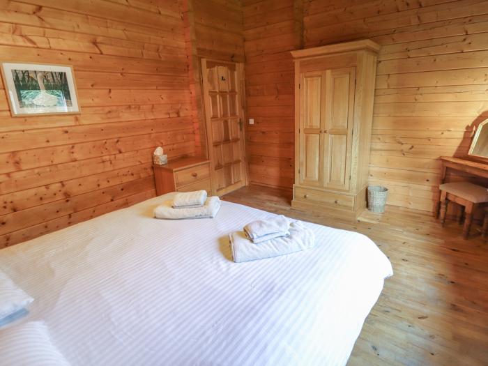 Tawny Lodge in Stainfield, Lincolnshire, sleeps four guests in two bedrooms. Pets & off-road parking