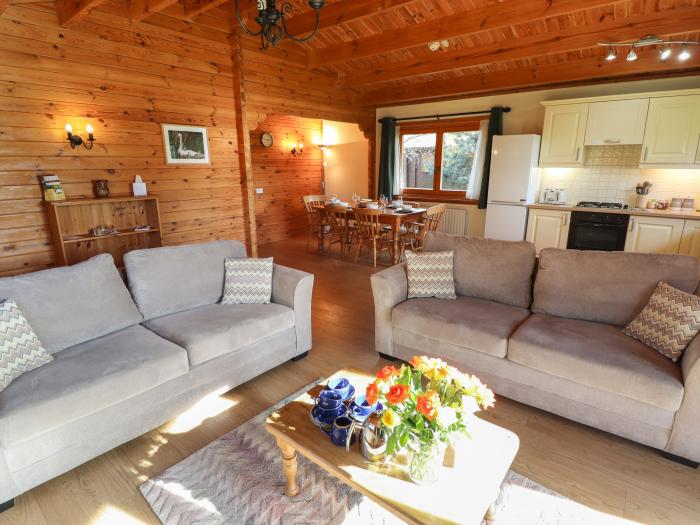 Lapwing Lodge, Bardney, enclosed decking, open-plan, off-road parking, pet-friendly, child-friendly.