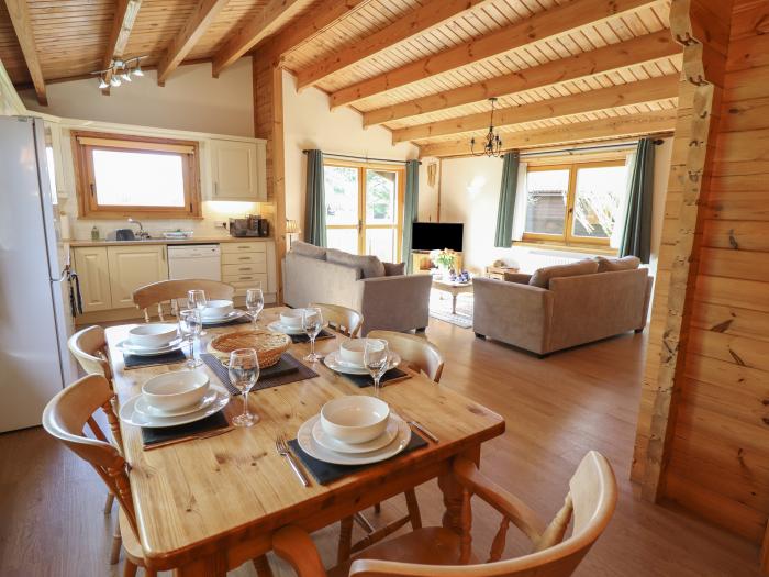 Lapwing Lodge, Bardney, enclosed decking, open-plan, off-road parking, pet-friendly, child-friendly.