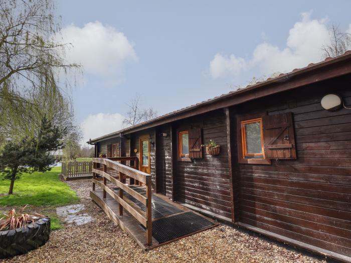 Lapwing Lodge, Bardney, enclosed decking, open-plan, off-road parking, pet-friendly, child-friendly.