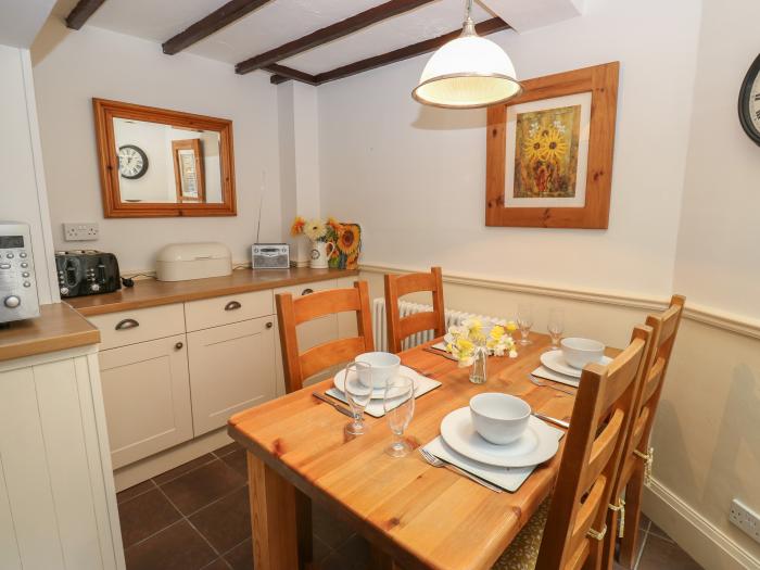 Buttercup Cottage, Great Longstone, pet-friendly, woodburning stove, washing machine, patio garden.