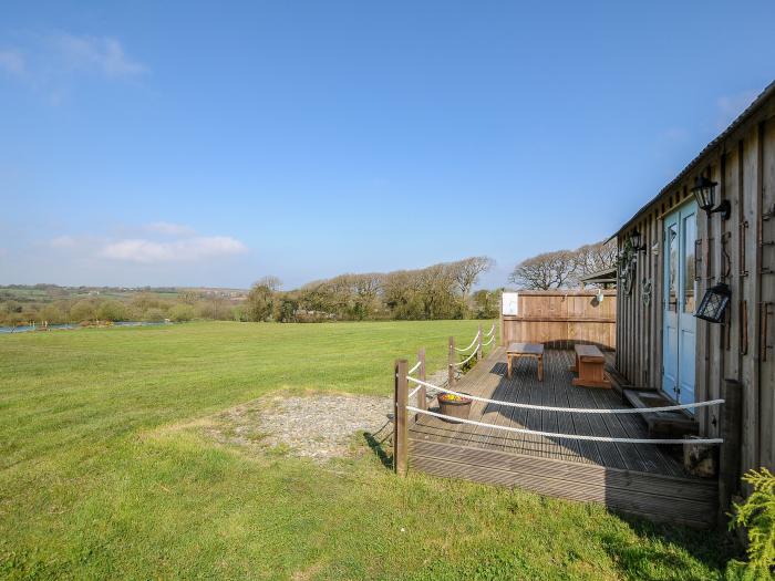 Elsie's Hut in Jacobstow, Cornwall, Romantic, Off-road parking, Decking with furniture, Studio style