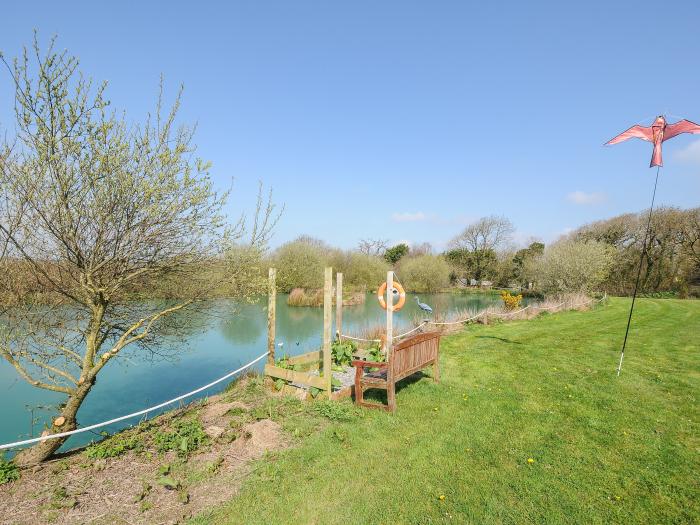 Elsie's Hut in Jacobstow, Cornwall, Romantic, Off-road parking, Decking with furniture, Studio style