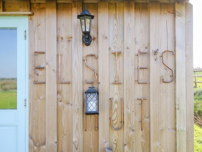 Elsie's Hut in Jacobstow, Cornwall, Romantic, Off-road parking, Decking with furniture, Studio style