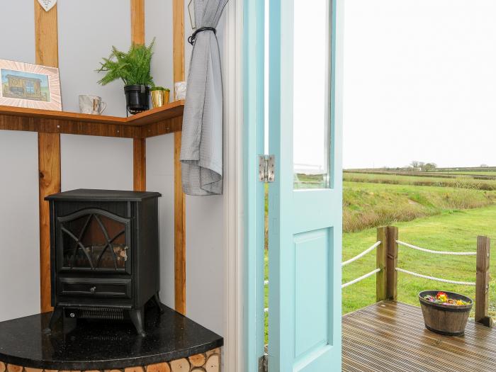 Elsie's Hut in Jacobstow, Cornwall, Romantic, Off-road parking, Decking with furniture, Studio style