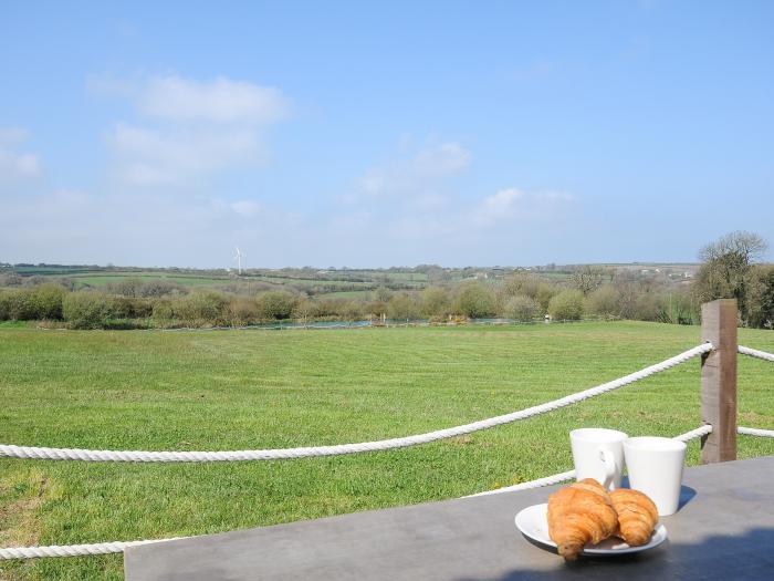 Elsie's Hut in Jacobstow, Cornwall, Romantic, Off-road parking, Decking with furniture, Studio style