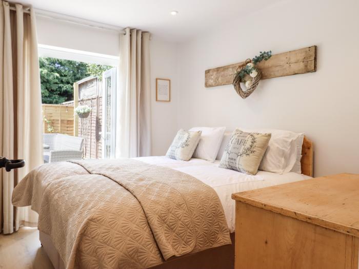 Pantiles in Eyke near Woodbridge, Suffolk can sleep four guests in two bedrooms. Dishwasher, parking