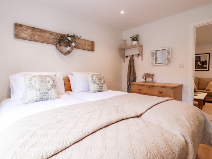 Pantiles in Eyke near Woodbridge, Suffolk can sleep four guests in two bedrooms. Dishwasher, parking