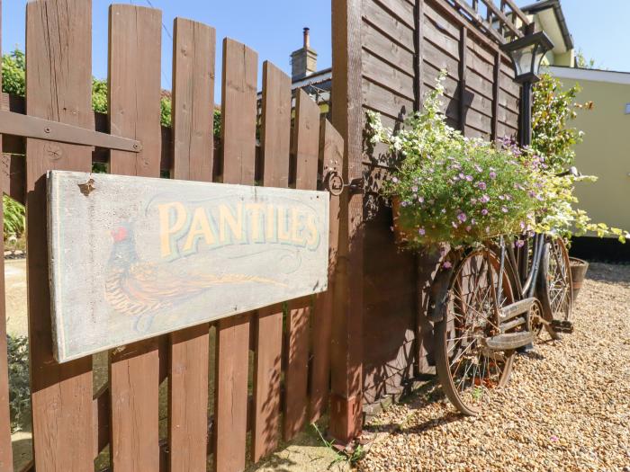 Pantiles in Eyke near Woodbridge, Suffolk can sleep four guests in two bedrooms. Dishwasher, parking