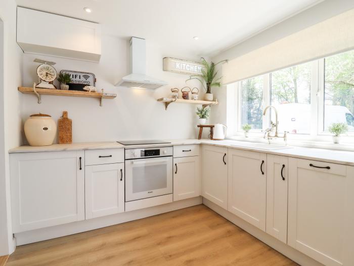 Pantiles in Eyke near Woodbridge, Suffolk can sleep four guests in two bedrooms. Dishwasher, parking