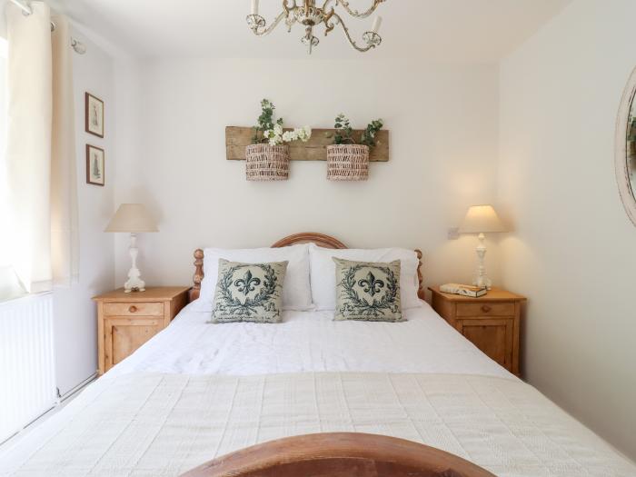 Pantiles in Eyke near Woodbridge, Suffolk can sleep four guests in two bedrooms. Dishwasher, parking