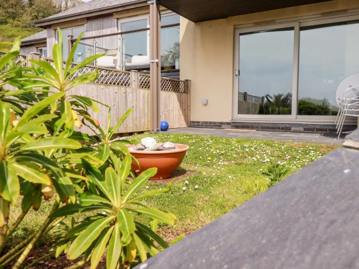 Pebbles in Downderry, Cornwall. Ground-floor apartment, near amenities and the beach. 2 bed. Garden.