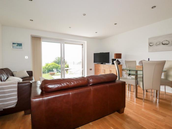 Pebbles in Downderry, Cornwall. Ground-floor apartment, near amenities and the beach. 2 bed. Garden.