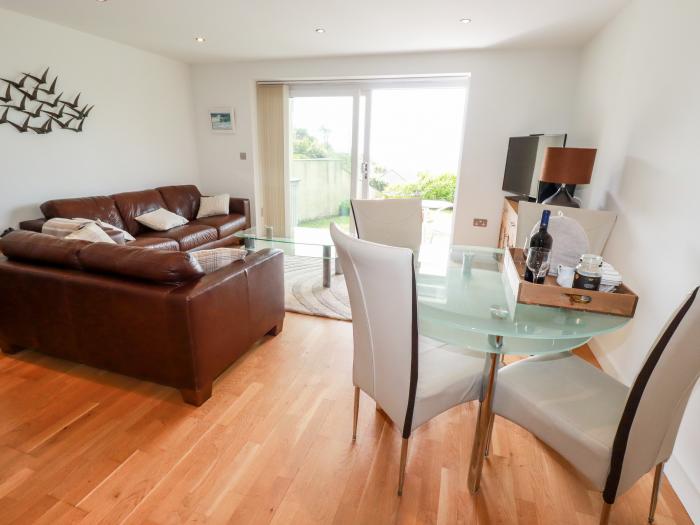 Pebbles in Downderry, Cornwall. Ground-floor apartment, near amenities and the beach. 2 bed. Garden.