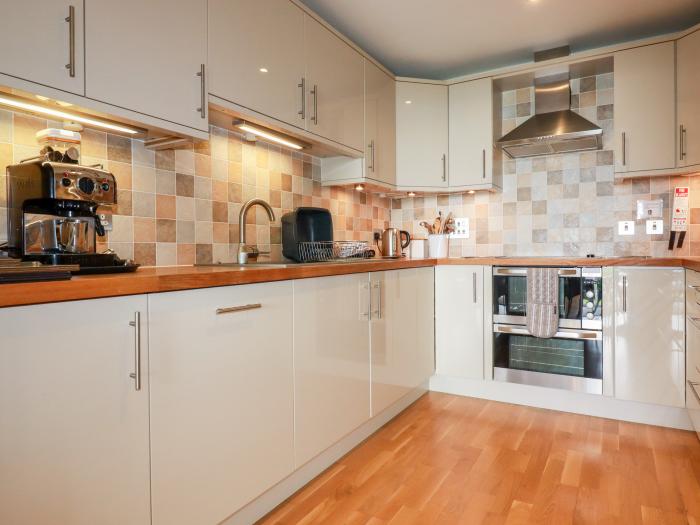 Pebbles in Downderry, Cornwall. Ground-floor apartment, near amenities and the beach. 2 bed. Garden.