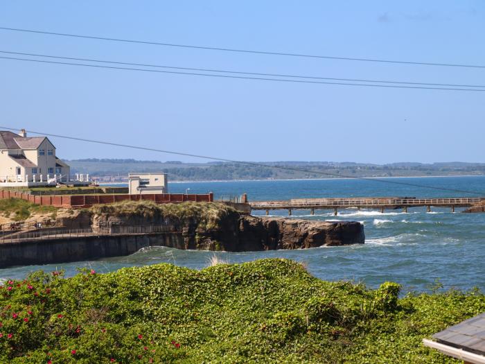 The Waves, in Amble, Northumberland. Smart TV. Reverse-level. Off-road parking. Close to beach. WiFi