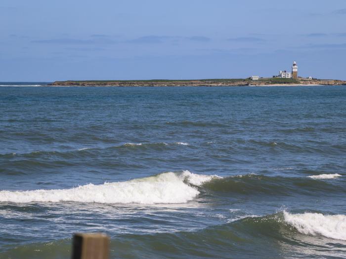 The Waves, in Amble, Northumberland. Smart TV. Reverse-level. Off-road parking. Close to beach. WiFi