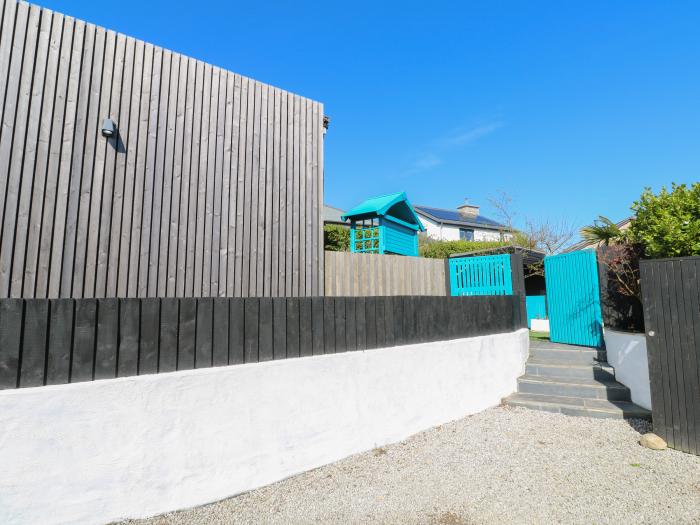 Moorside, Carbis Bay, Cornwall, eco-friendly, close to beach, open-plan living, hot tub and parking.