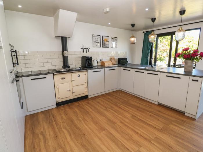 Moorside, Carbis Bay, Cornwall, eco-friendly, close to beach, open-plan living, hot tub and parking.