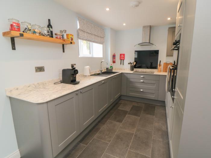1 Staveley Cottages in Driffield, East Riding of Yorkshire. Pet-friendly. Smart TV. Off-road parking