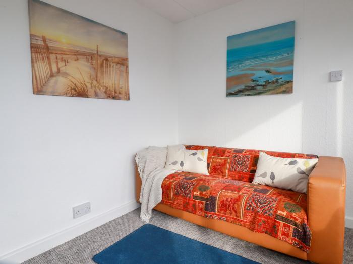 Sandpiper in Perranporth, Cornwall, dog-friendly, close to beach, open-plan living space and parking